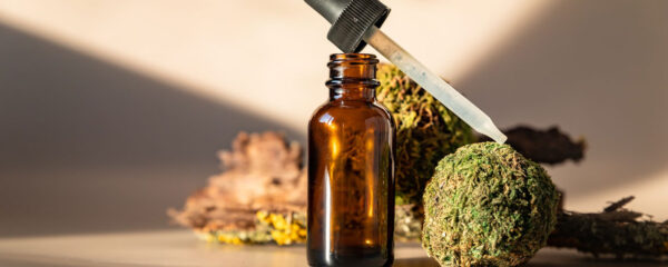 flacon huile de cbd avec fleurs de cbd