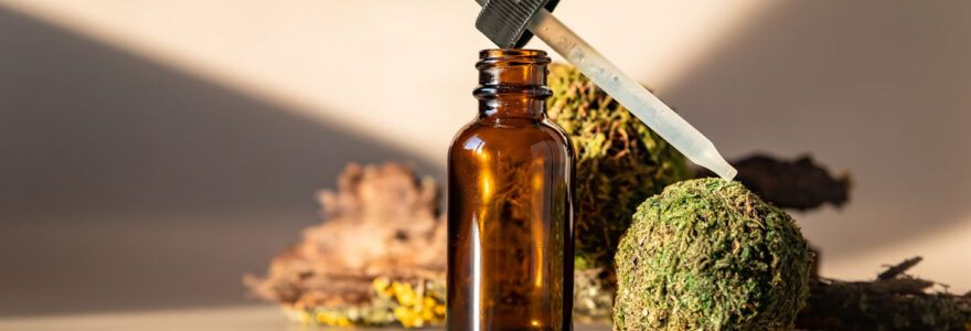 flacon huile de cbd avec fleurs de cbd